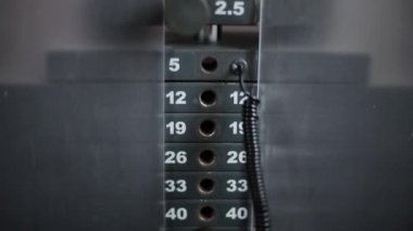 Fitness kulübünde fitness makinede ağırlık ölçme.