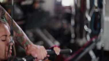 Jimnastik salonu bir kadın fitness eğitmen yardımıyla tatbikatlar yapar.