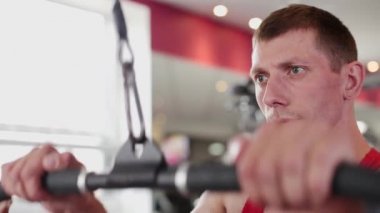 Jimnastik salonu bir kadın fitness eğitmeni trenler.
