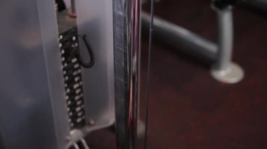 Fitness kulübünde fitness makinede ağırlık ölçme.