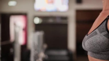 Bir kadın bir egzersiz halter ile bir fitness kulübünde gerçekleştirir..