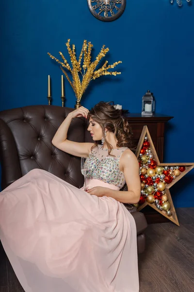 Yılbaşı dekor içinde şampanya içmek çok güzel bir kadın.