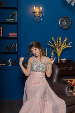 Yılbaşı dekor içinde şampanya içmek çok güzel bir kadın.