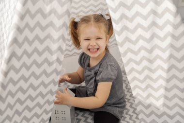 Bir kız bir çadır oyuncaklarla çalış.