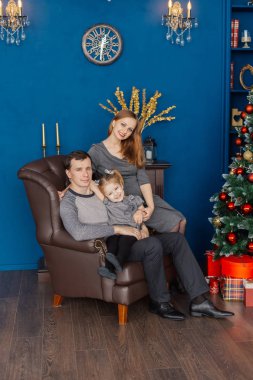 Yeni yıl oda çok neşeli ve güzel ailede.