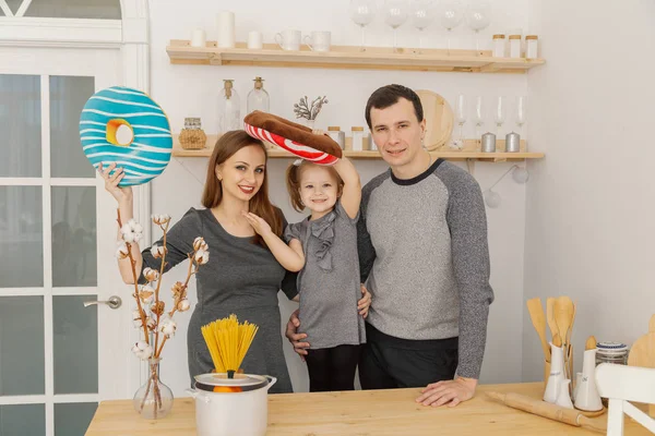 Zábavná a krásná rodina tří baví v kuchyni. — Stock fotografie