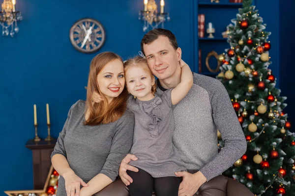 Sehr fröhliche und schöne Familie im Neujahrszimmer. — Stockfoto