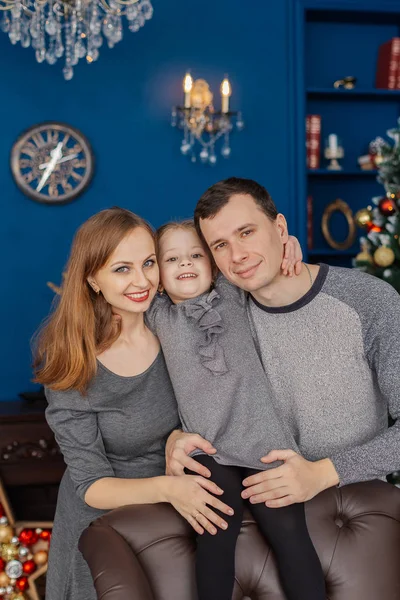 Família muito alegre e bela no quarto de Ano Novo . — Fotografia de Stock