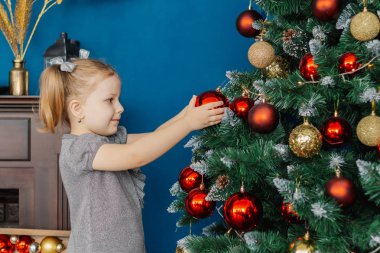 Küçük bir kız tarafından bir Noel ağacı duran ve oyuncaklar dokunmadan.