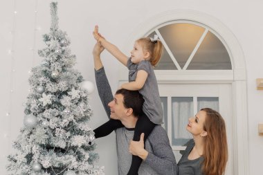 Üç şenlikli bir parlak yeni yıl Oda, mutlu ve güzel aile.