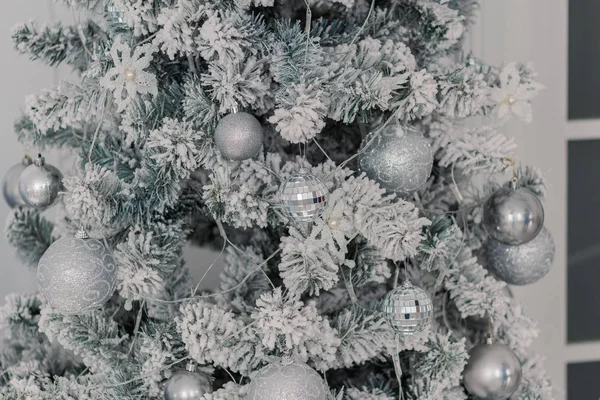 Kerstversiering op een zilveren kerstboom. — Stockfoto