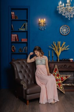 Yılbaşı dekor içinde pembe elbisenin içinde çok güzel ve seksi kadın.