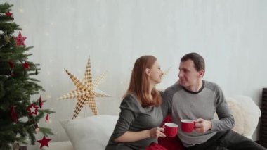 Hamile kızı ve kocası bir yatakta yeni yıl tarzı, Noel 2019.