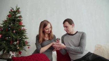 Hamile kızı ve kocası bir yatakta yeni yıl tarzı, Noel 2019.
