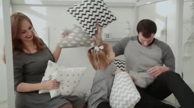 Mutlu aile yastıklar içine yeni yıl s odaya atar.