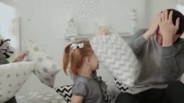 Mutlu aile yastıklar içine yeni yıl s odaya atar.