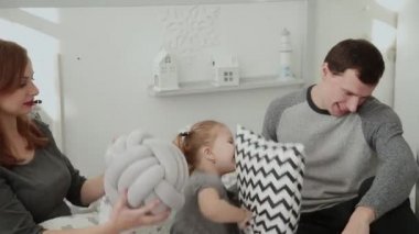 Mutlu aile yastıklar içine yeni yıl s odaya atar.
