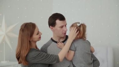 Çok mutlu bir aile gülüyor ve Noel odasında oynarken.