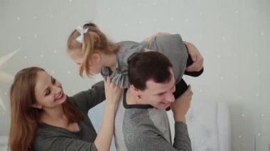 Çok mutlu bir aile gülüyor ve Noel odasında oynarken.