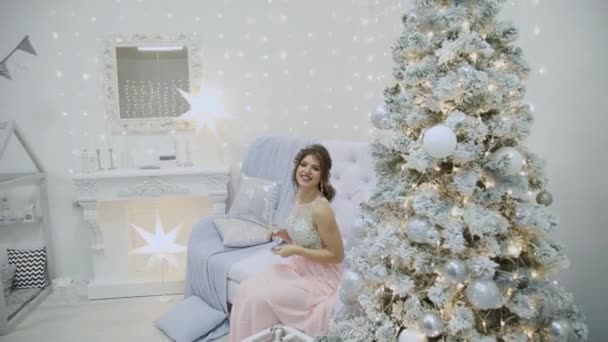 Menina Muito Bonita Bebe Champanhe Senta Sofá Decoração Ano Novo — Vídeo de Stock