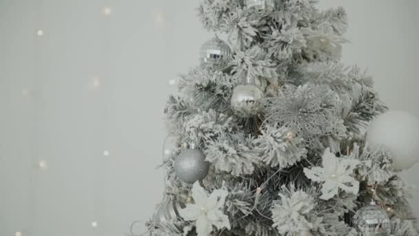 2019. Año nuevo 2019. Decoración de Año Nuevo, guirnaldas de colores, calcetines de Navidad. Árbol de Navidad en el árbol de Navidad. Decoración interior. Una fiesta. Esperando las vacaciones. Bokeh, la luz azul. Año Nuevo — Vídeos de Stock