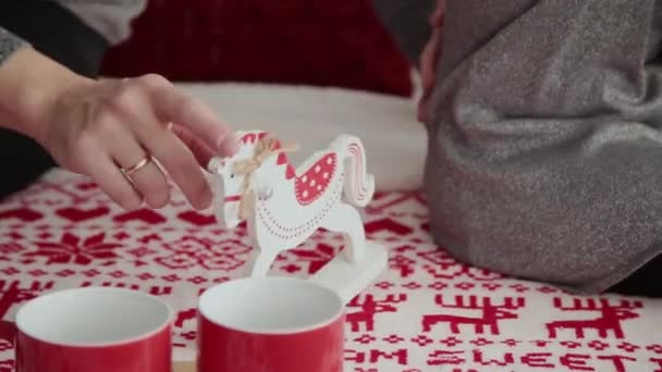 Різдвяна іграшка на ліжку, де грає сім'я . — стокове відео