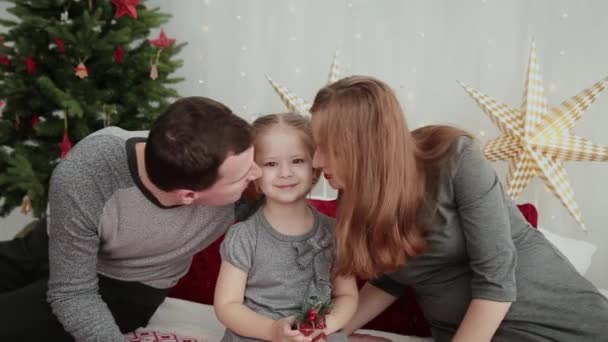 Mañana de Navidad. La joven familia juega felizmente entre sí. En la cama un montón de almohadas, regalos de Navidad en envases brillantes y decoraciones de Navidad. Feliz Navidad 2019 . — Vídeo de stock