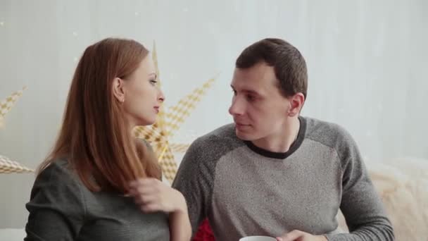 Fille enceinte et son mari sur un lit dans le style Nouvel An, Noël 2019 . — Video