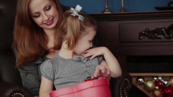 La ragazza apre un regalo di Capodanno con sua madre, Natale 2019 . — Video Stock