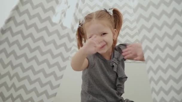 Muy hermosa y niña jugando en un tipi . — Vídeo de stock