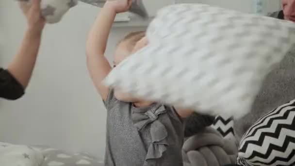 Joyeux famille jette des oreillers les uns dans les autres dans la salle du Nouvel An . — Video