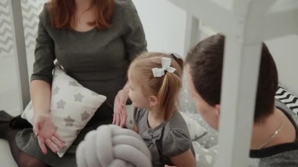 La familia feliz arroja las almohadas uno en otro en la habitación de Año Nuevo . — Vídeos de Stock