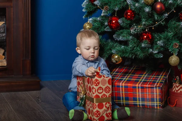 Menino na decoração de Ano Novo. Ano Novo 2019 . — Fotografia de Stock