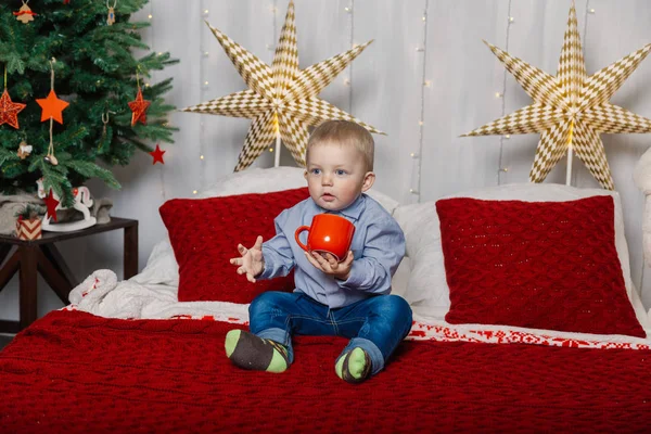 Menino na decoração de Ano Novo. Ano Novo 2019 . — Fotografia de Stock