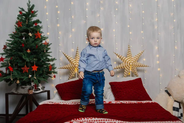 Kleiner Junge im neuen Jahr Dekor. Neues Jahr 2019. — Stockfoto