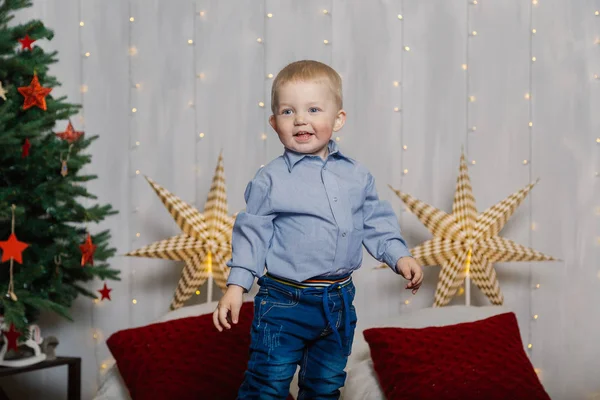 Kleiner Junge im neuen Jahr Dekor. Neues Jahr 2019. — Stockfoto