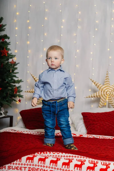 Маленький хлопчик в новорічному декорі. Новий рік 2019 . — стокове фото