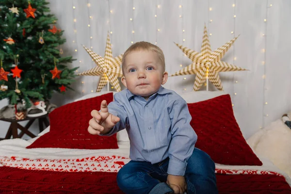 Kleiner Junge im neuen Jahr Dekor. Neues Jahr 2019. — Stockfoto