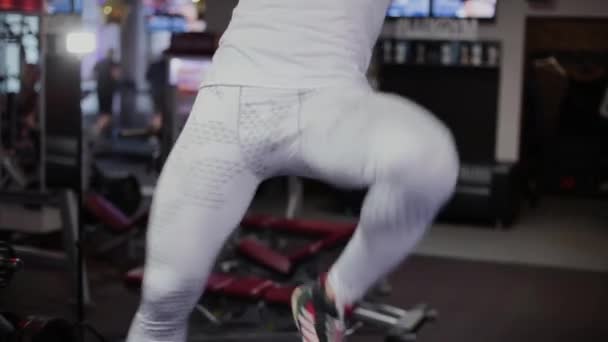 Papá Noel en el gimnasio se levanta en la barra horizontal . — Vídeo de stock