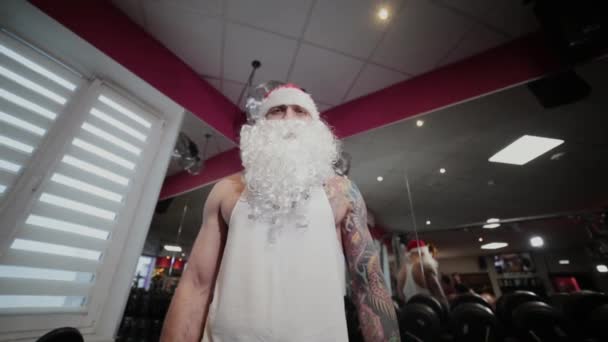 Istruttore di fitness Babbo Natale in palestra si contorce . — Video Stock