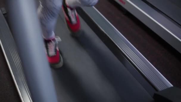 Ein Mann übt auf einem Laufband in einem Fitnessclub. — Stockvideo
