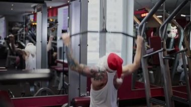 Simülatör spor salonunda fitness eğitmeni Noel Baba .