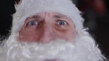 Simülatör, yüz yakın çekim spor salonunda fitness eğitmeni Noel Baba.
