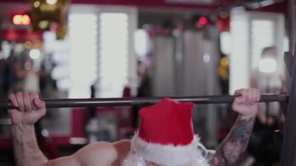 Ağız kavgası için bar yakınındaki spor salonunda fitness eğitmeni Noel Baba. — Stok video