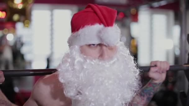 Professeur de fitness Père Noël dans la salle de gym près du bar pour squats . — Video