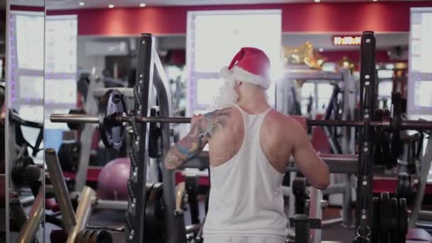 Professeur de fitness Père Noël dans la salle de gym près du bar pour squats . — Video