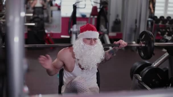 Fitness instructor Santa Claus in the gym near the bar for squats. — Stock Video