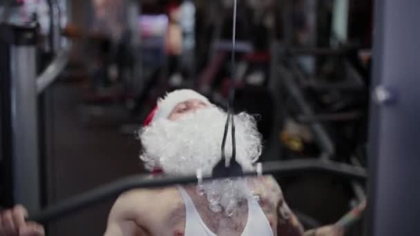 Fitness instructeur Santa Claus in de sportschool op de simulator . — Stockvideo