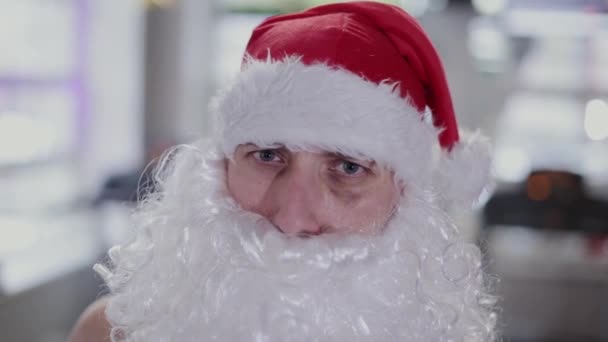 Moniteur de fitness Père Noël dans la salle de gym sur le simulateur, face close-up . — Video