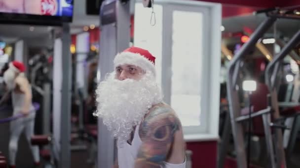 Instructor de fitness Santa Claus en el gimnasio girando hula hoop . — Vídeos de Stock